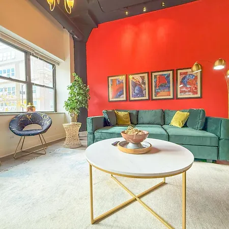 McCormick Place Family Haven: Spacious 3BR-2BA for 8