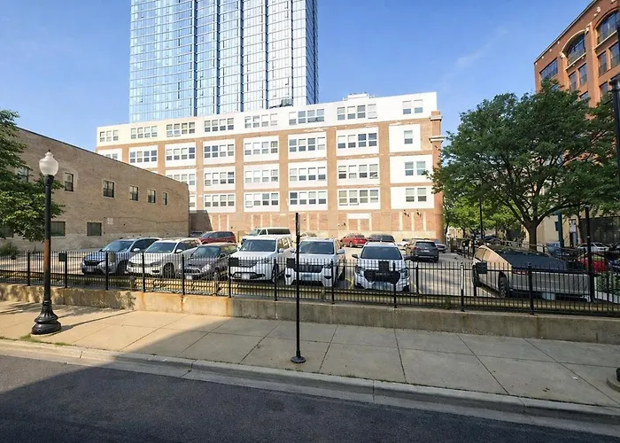 Mccormick Place Family Haven: Spacious 3br-2ba For 8 *