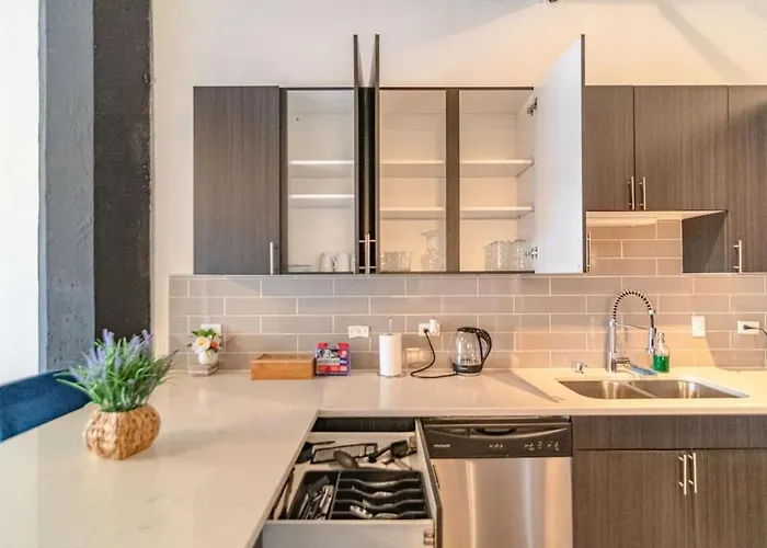Apartment Mccormick Place Family Haven: Spacious 3br-2ba For 8 Chicago